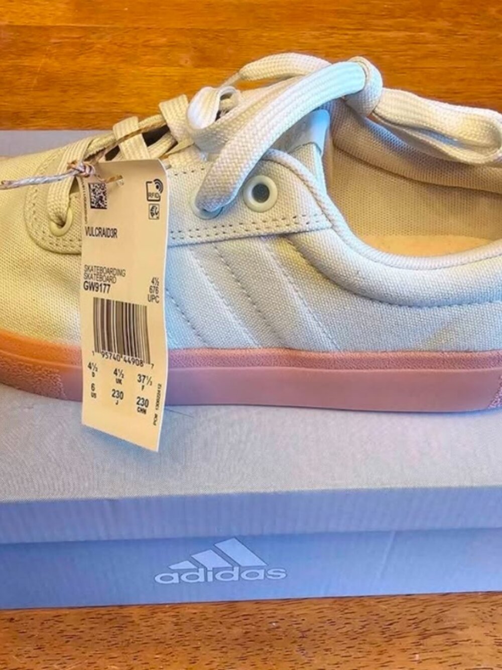 BNWT Adidas shoes size 6 - Picture 2 of 3